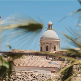 3 bedroom villa with heated pool in Noto, sleeps 6